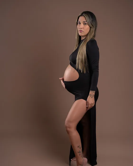 Gestante em vestido preto, ensaio de estúdio