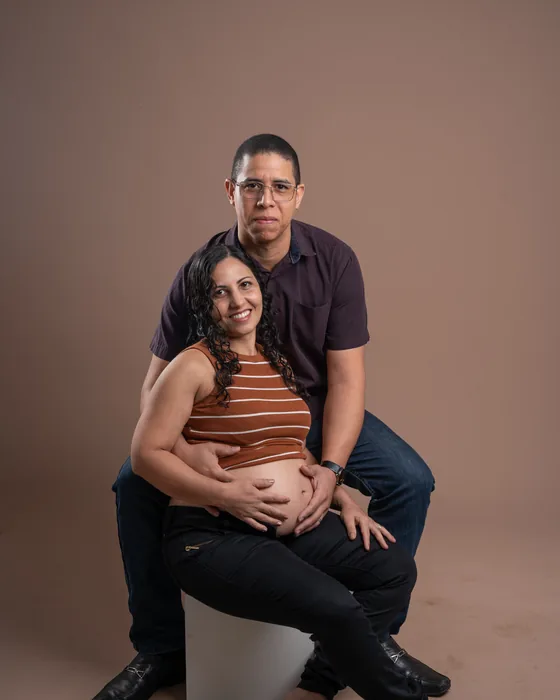 Família em ensaio gestante de estúdio
